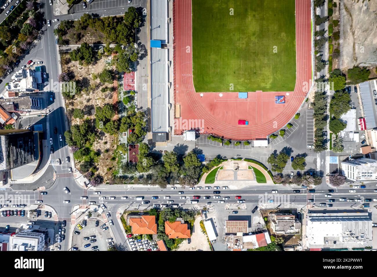 Ansicht von oben von Arch. Makarios III Avenue und Lanitio Stadion. Limassol, Zypern Stockfoto