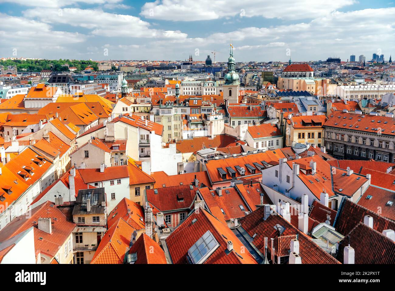 Blick auf die Prager Skyline von der Dachterrasse mit historischen Gebäuden. Tschechische Republik Stockfoto