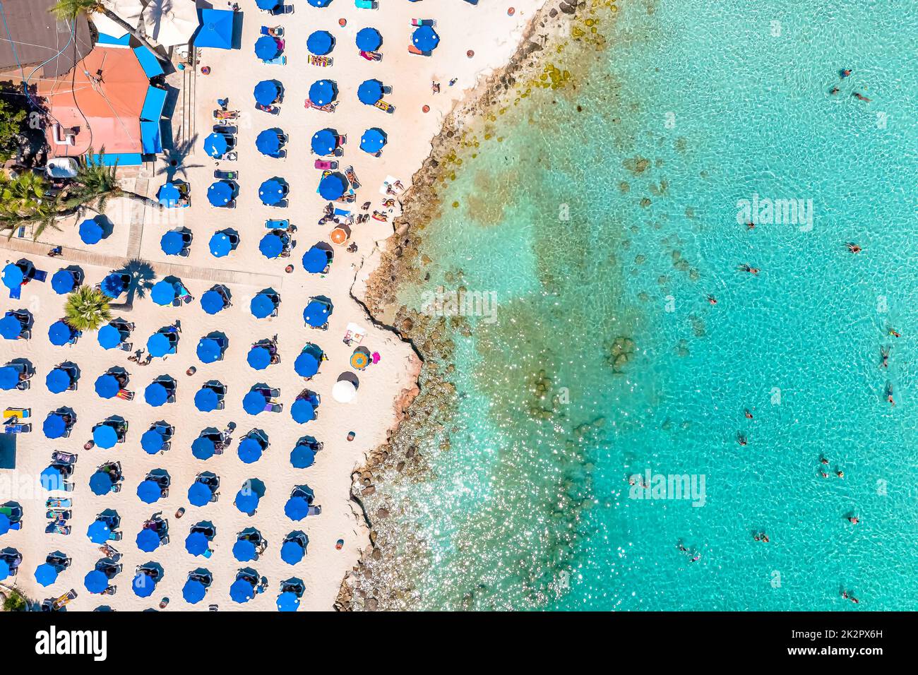 Luftaufnahme des sonnigen sandigen Nissi-Strandes. Ayia Napa, Zypern Stockfoto