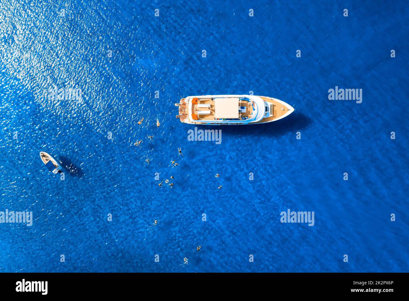 Freizeitboote mit Touristen schwimmen auf dem Meer, über Kopf geschossen Stockfoto