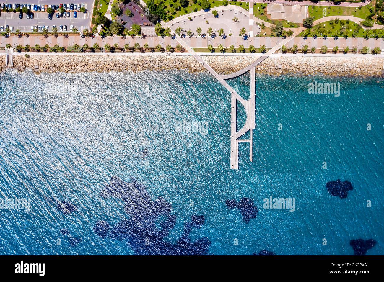 Blick von oben auf die Strandpromenade in Limassol Stockfoto