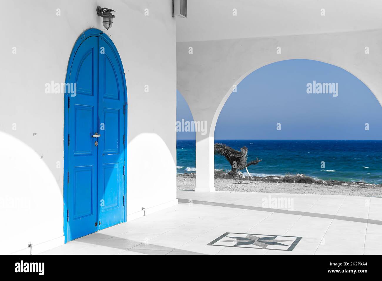 Eingang und Bögen Galerie der Agia Thekla Kirche. Ayia Napa, Zypern Stockfoto