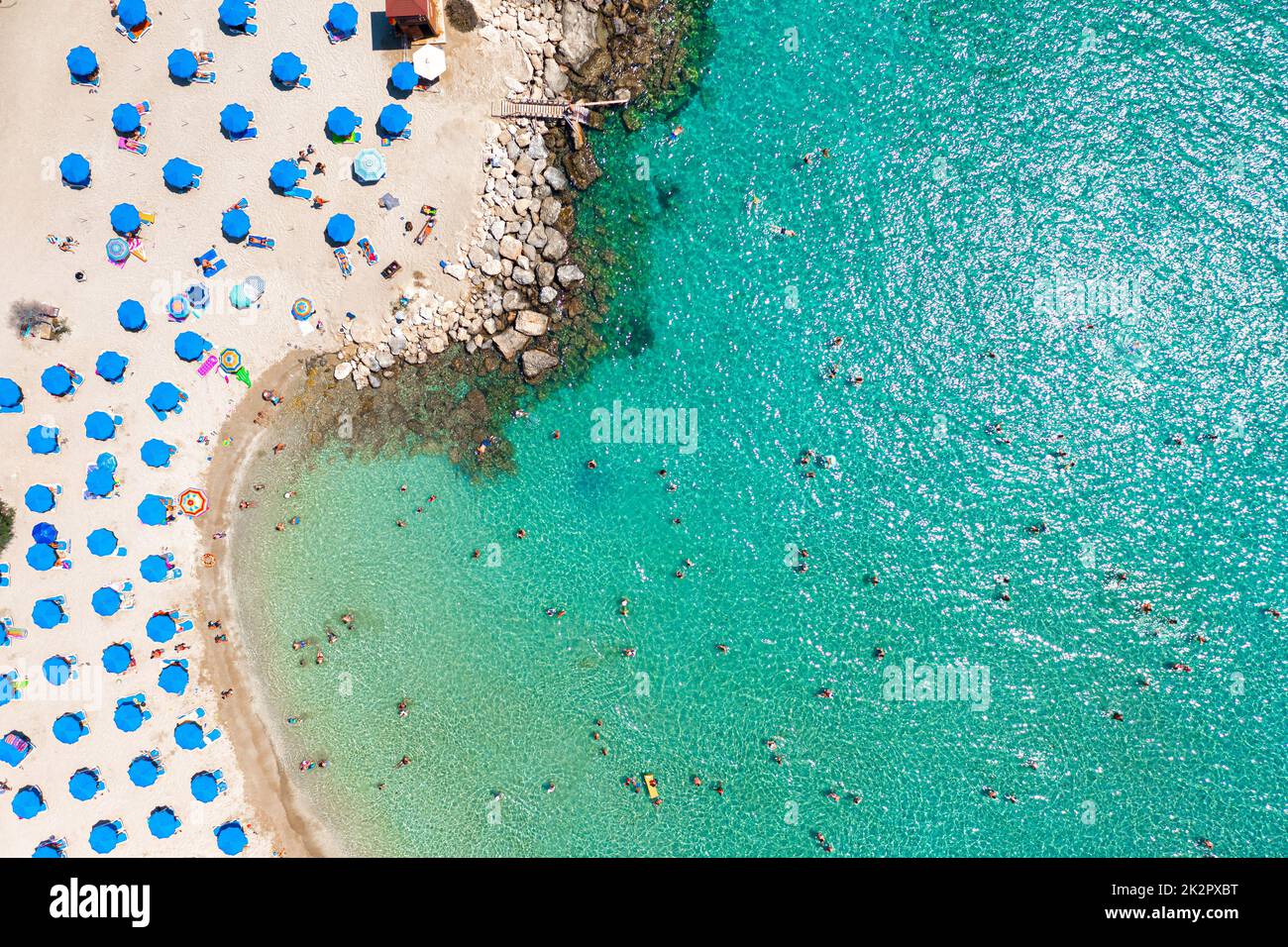 Blick von oben auf den berühmten Konnos Bay Beach in Ayia Napa. Bezirk Famagusta, Zypern Stockfoto