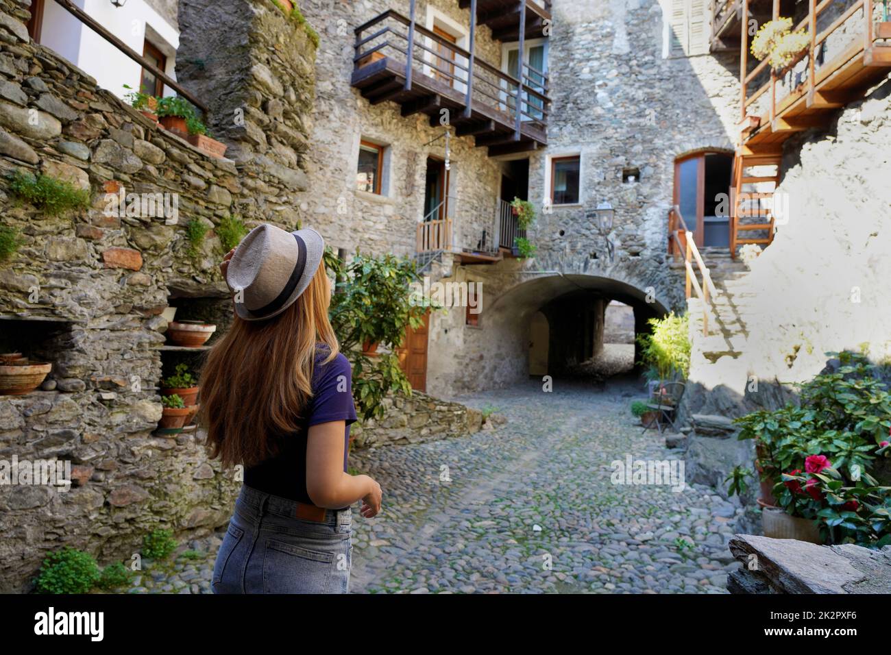 Tourismus in der Lombardei, Italien. Rückansicht eines schönen Mädchens, das die Altstadt von Sondrio, Valtellina, Italien besucht. Stockfoto