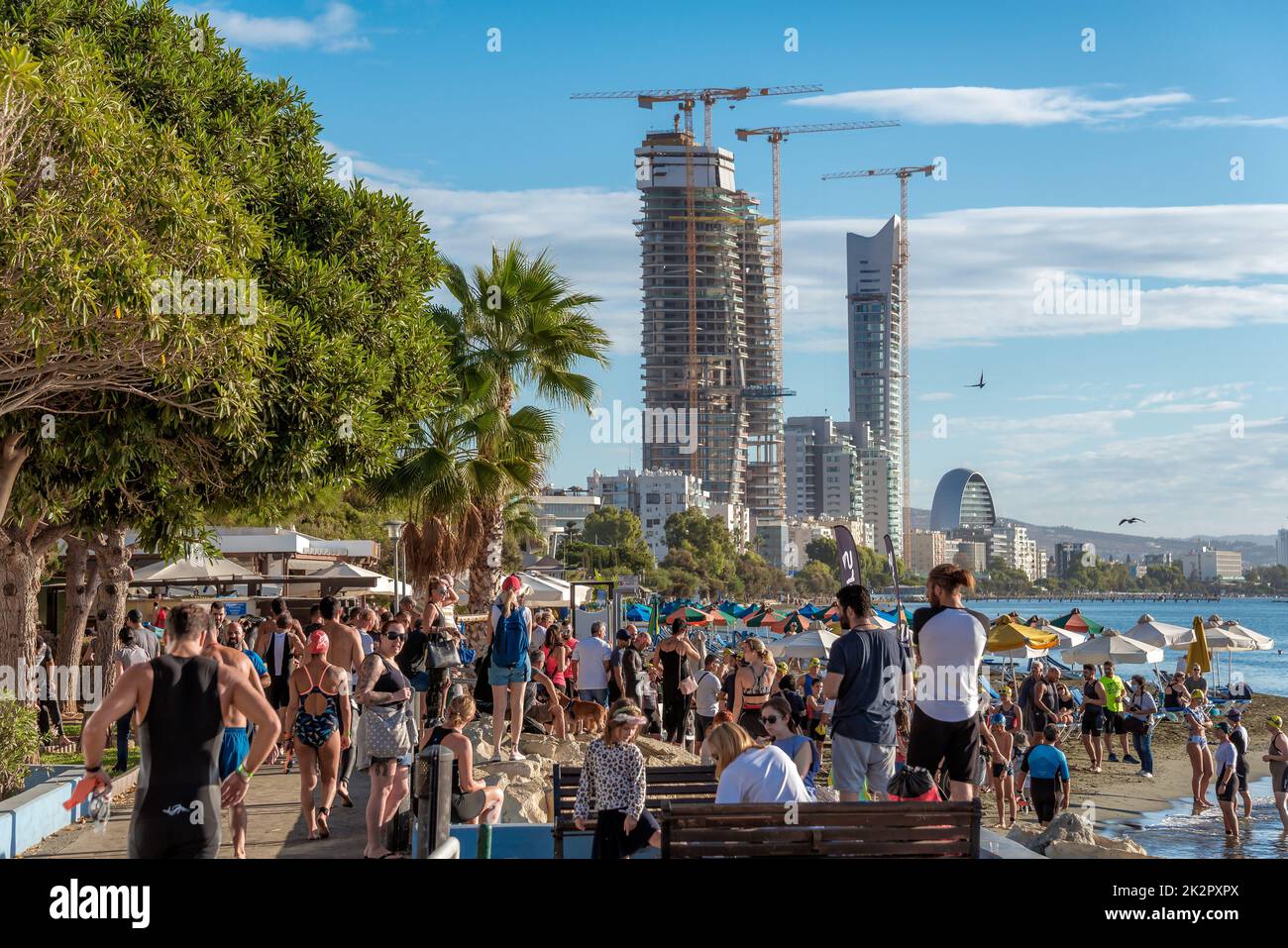 Limassol, Zypern - 17. Oktober 2021: Menschenmenge im Molos Seaside Park während einer Sportveranstaltung Stockfoto
