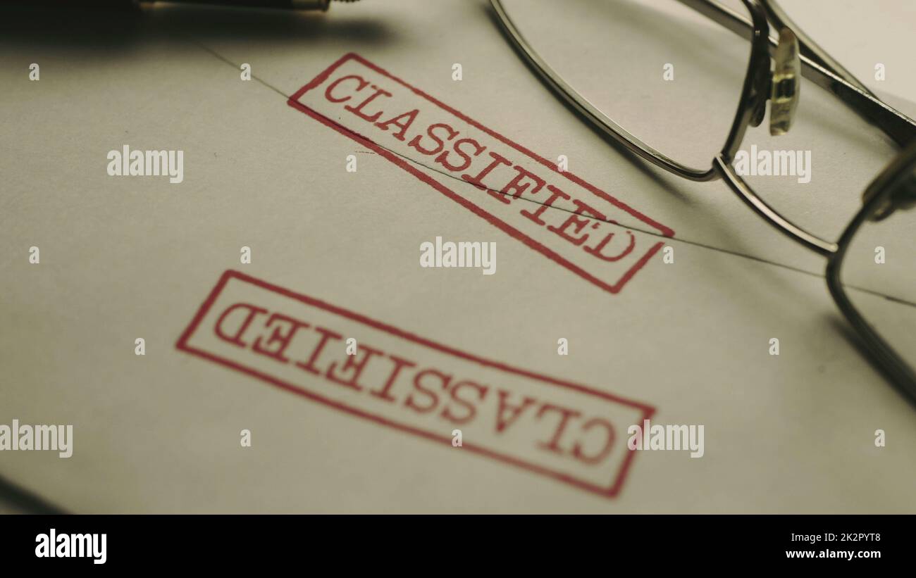 Nahaufnahme eines klassifizierten Dokuments in Hüllkurve Stockfoto
