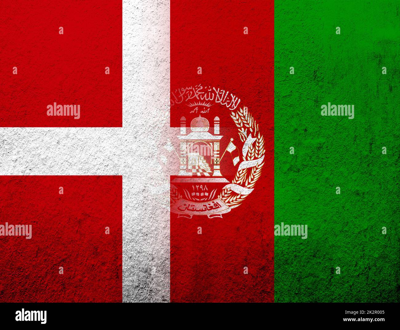 Das Königreich Dänemark Nationalflagge mit der Nationalflagge der Islamischen Republik Afghanistan. Grunge Hintergrund Stockfoto