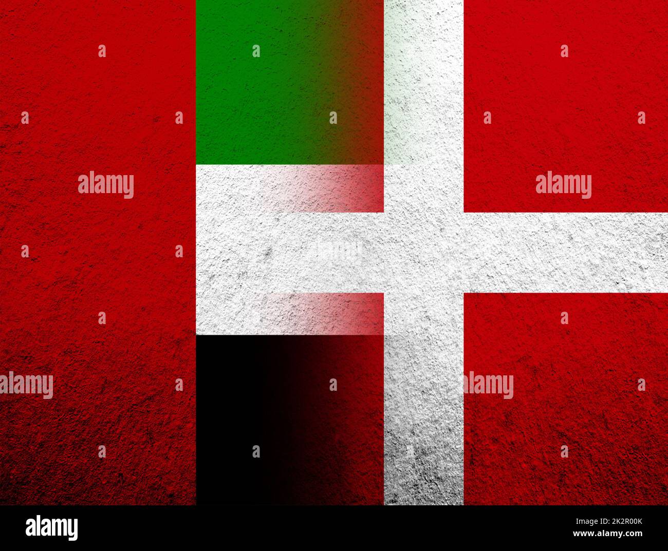 Das Königreich Dänemark Nationalflagge mit Nationalflagge der Vereinigten Arabischen Emirate. Grunge Hintergrund Stockfoto