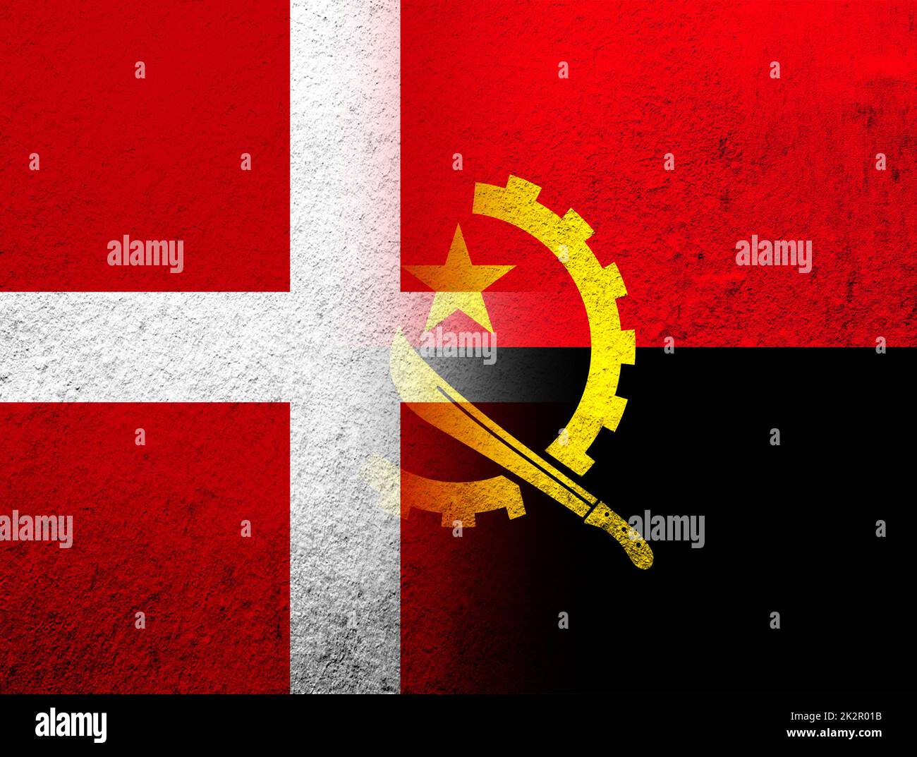 Das Königreich Dänemark Nationalflagge mit Nationalflagge der Republik Angola. Grunge Hintergrund Stockfoto