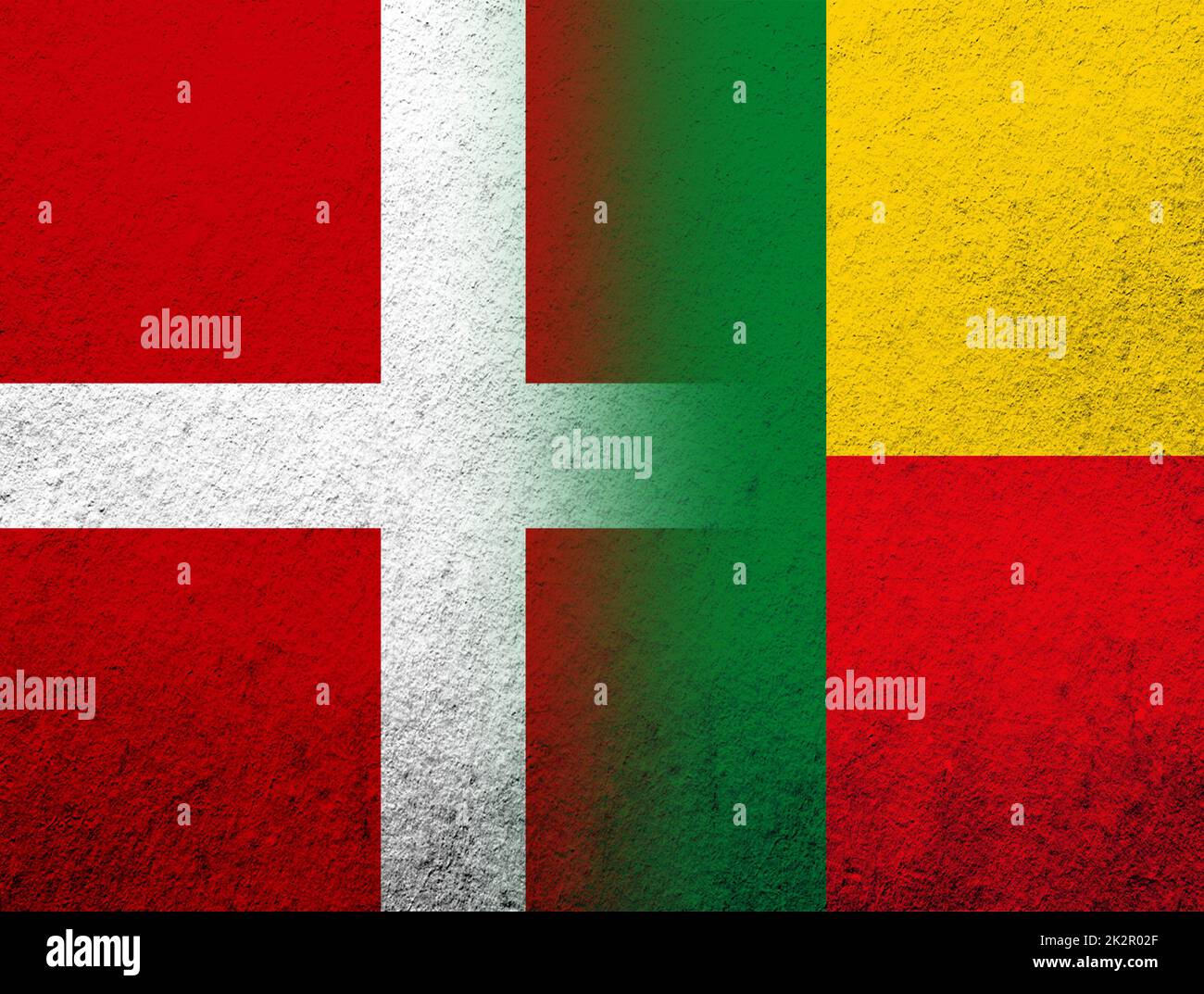 Das Königreich Dänemark Nationalflagge mit der Republik Benin Nationalflagge. Grunge Hintergrund Stockfoto