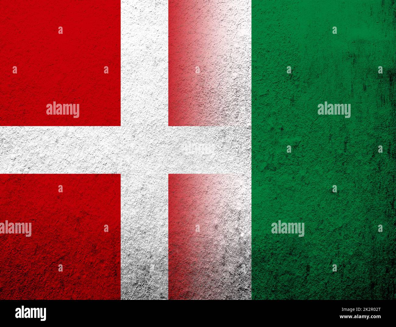 Das Königreich Dänemark Nationalflagge mit der Bundesrepublik Nigeria Nationalflagge. Grunge Hintergrund Stockfoto