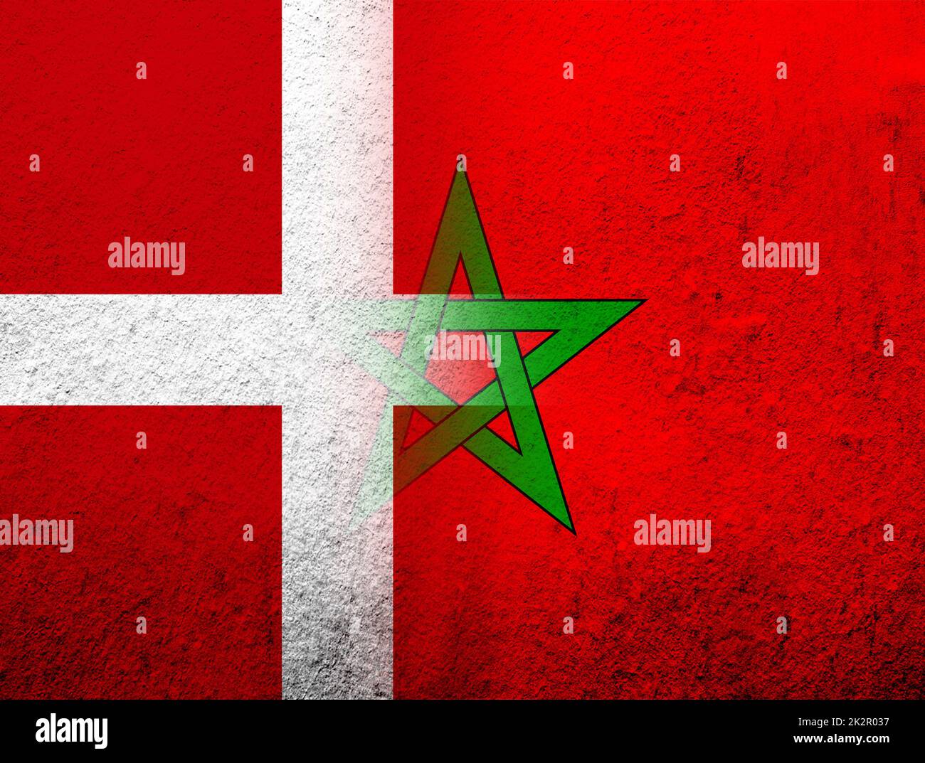 Das Königreich Dänemark Nationalflagge mit der Flagge des Königreichs Marokko Nationalflagge. Grunge Hintergrund Stockfoto
