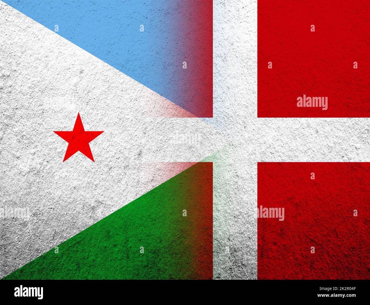 Das Königreich Dänemark Nationalflagge mit der Republik Dschibuti Nationalflagge. Grunge Hintergrund Stockfoto