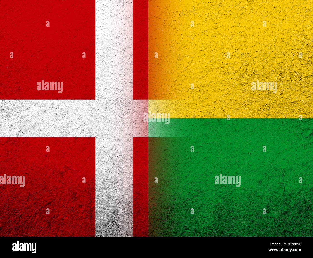 Das Königreich Dänemark Nationalflagge mit der Republik Guinea-Bissau Nationalflagge. Grunge Hintergrund Stockfoto