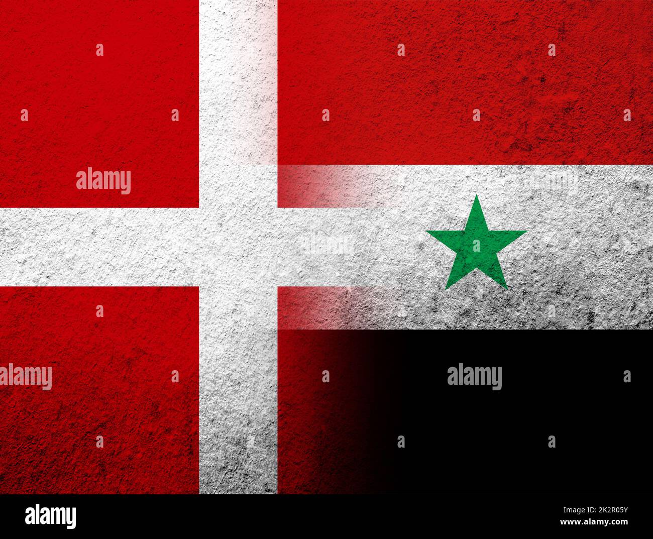 Das Königreich Dänemark Nationalflagge mit der syrischen arabischen Republik Nationalflagge. Grunge Hintergrund Stockfoto