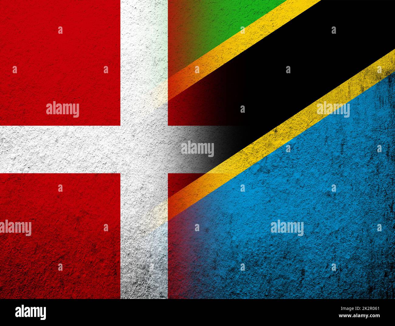 Das Königreich Dänemark Nationalflagge mit der Vereinigten Republik Tansania Nationalflagge. Grunge Hintergrund Stockfoto