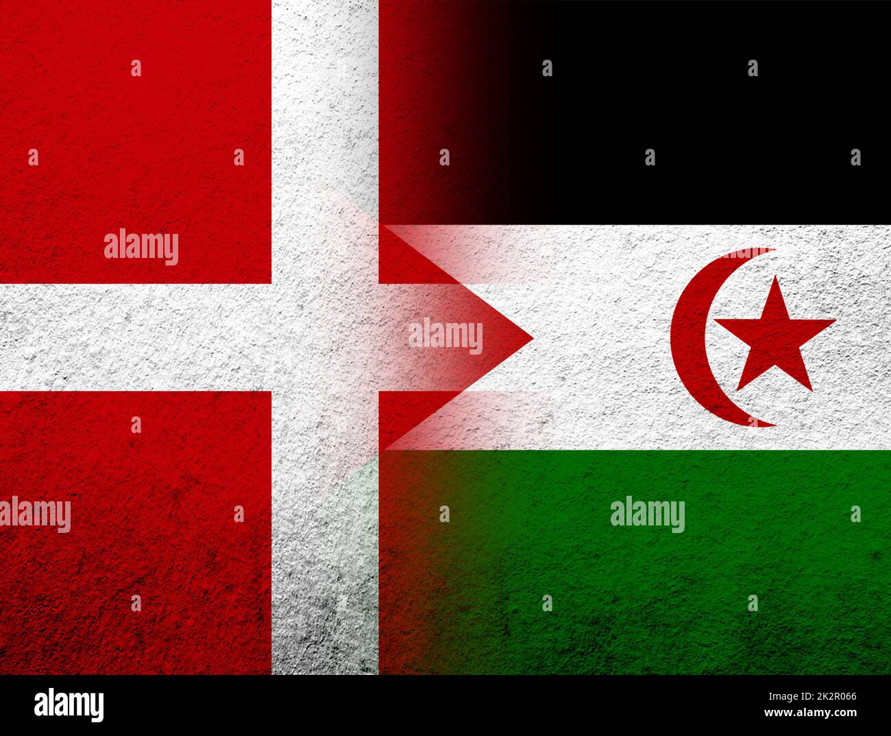 Das Königreich Dänemark Nationalflagge mit der Saharaui-Nationalflagge der Arabischen Demokratischen Republik Westsahara. Grunge Hintergrund Stockfoto
