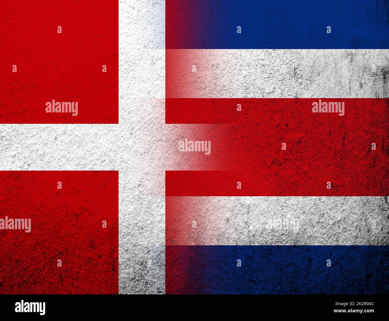 Das Königreich Dänemark Nationalflagge mit der Republik Costa Rica Nationalflagge. Grunge Hintergrund Stockfoto
