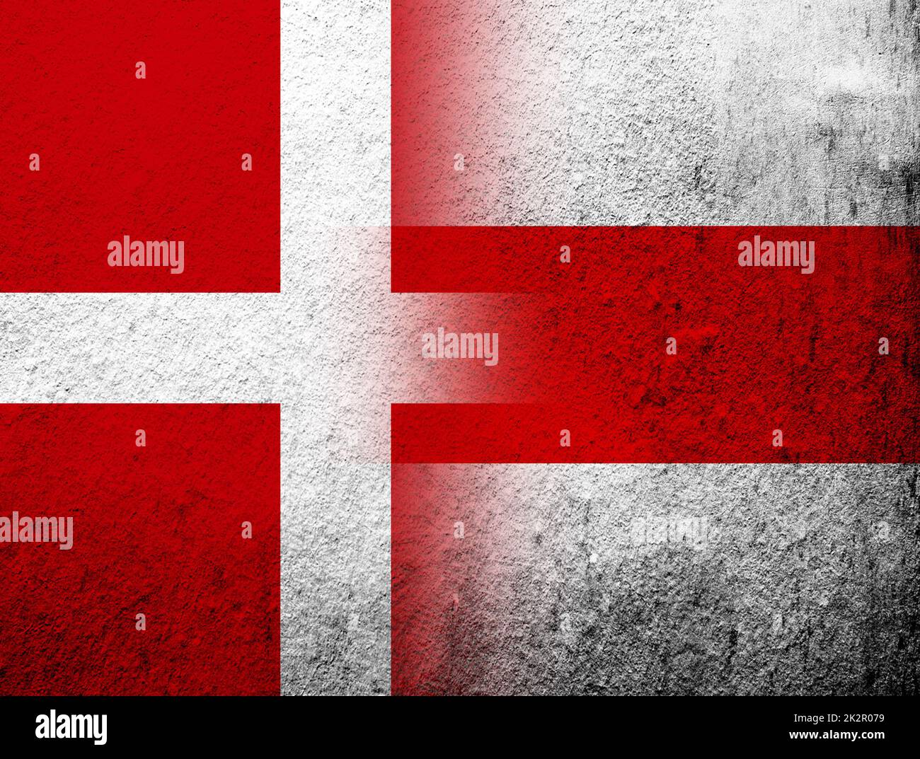Die Nationalflagge des Königreichs Dänemark mit weiß-rot-weißer Flagge der belarussischen Demokratischen Republik, von Belarus und der belarussischen Demokratiebewegung. Grunge Hintergrund Stockfoto