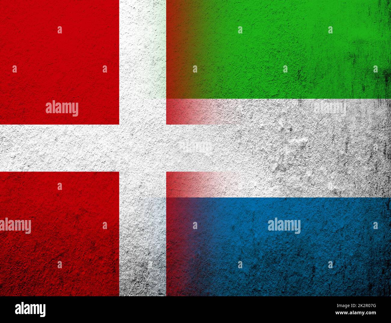 Das Königreich Dänemark Nationalflagge mit der Republik Sierra Leone Salone Nationalflagge. Grunge Hintergrund Stockfoto