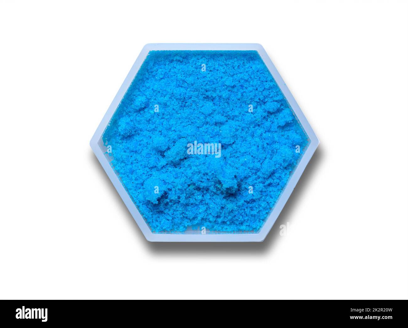 Kupfer(II)-Sulfat in einem sechseckigen molekularförmigen Behälter auf weißem Hintergrund. Stockfoto