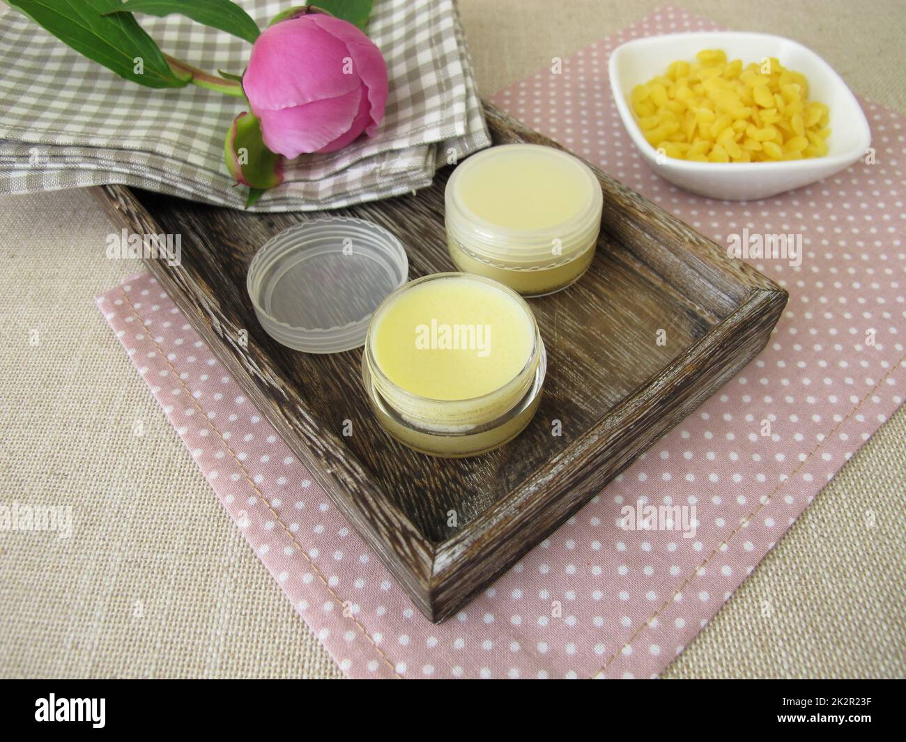 Hausgemachter Lippenbalsam mit Bienenwachs Stockfoto