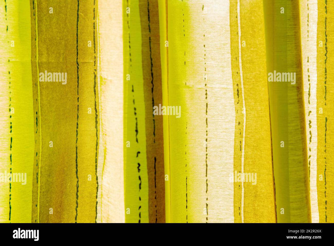 Grüngelb-weiße Hintergrundstruktur mit abstraktem Muster – helltransparentes Seidengewebe aus feiner Strickmode für Design, Web oder Präsentation. Vorlage. Stockfoto