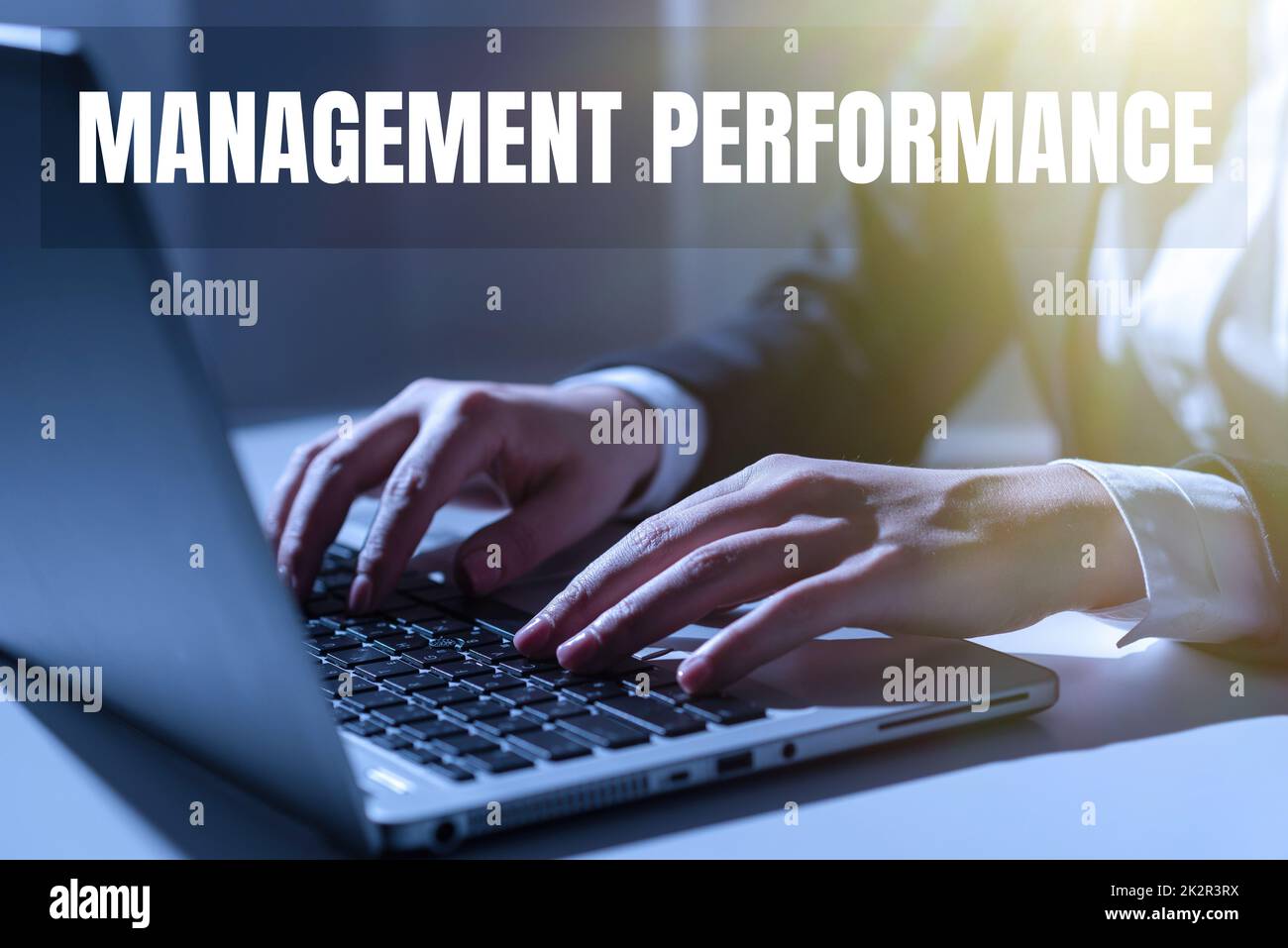 Schreiben mit Anzeige von Text Management Performance. Wort geschrieben über Feedback zu Führungsqualitäten und Kompetenzen Stockfoto