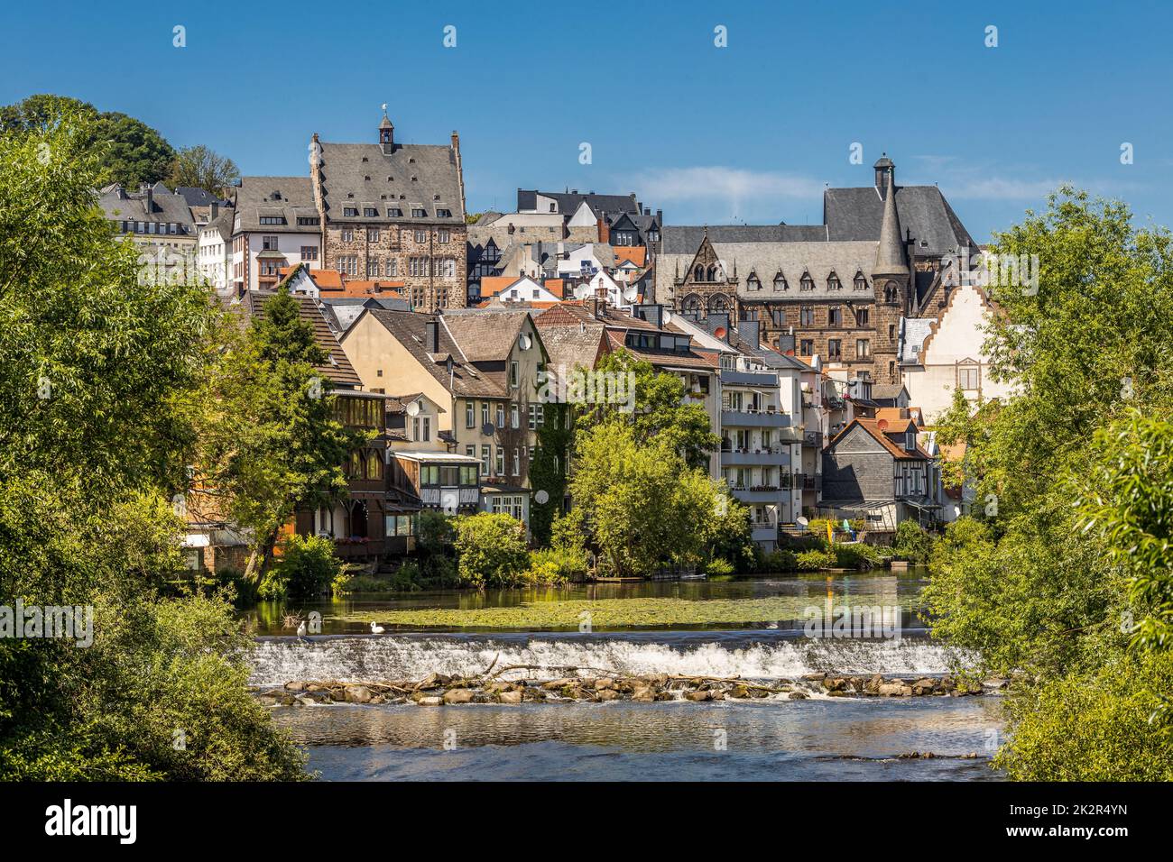 Marburg, Hessen, Deutschland, Blick auf die Lahn und die Altstadt mit Rathaus und Universitätskirche Stockfoto