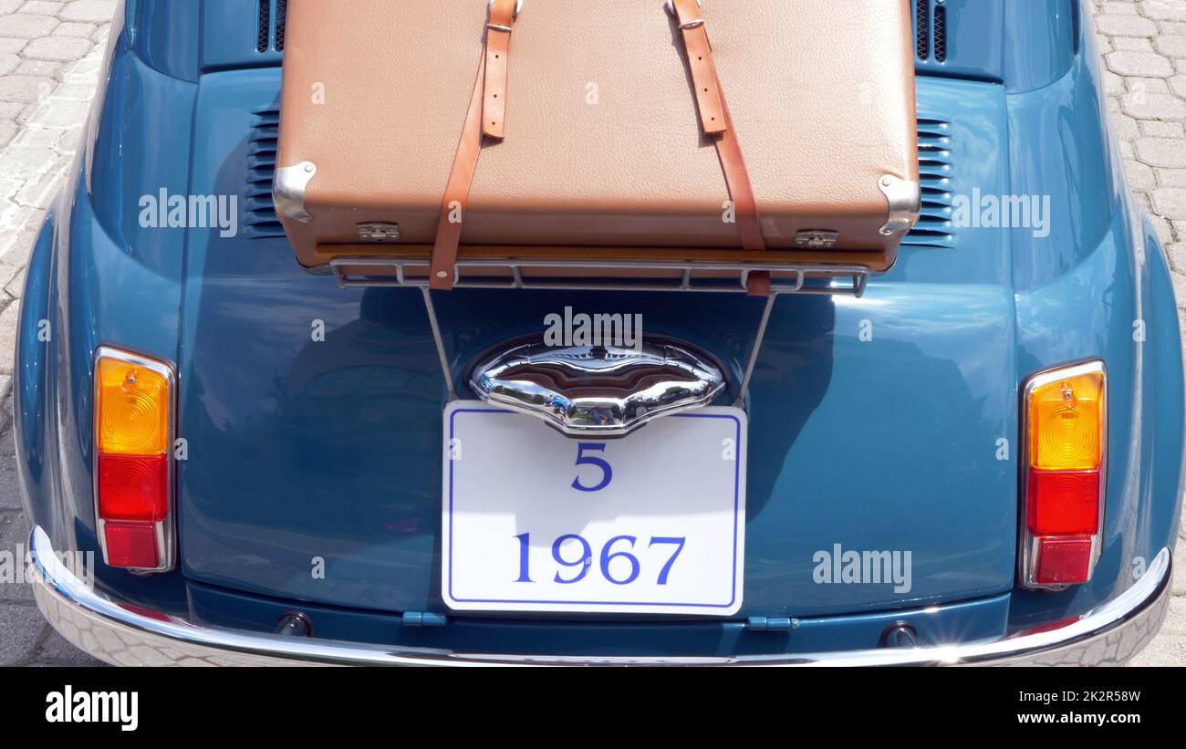 Altes Oldtimer in neuwertigem Zustand mit Koffer bereit Reisen Stockfoto