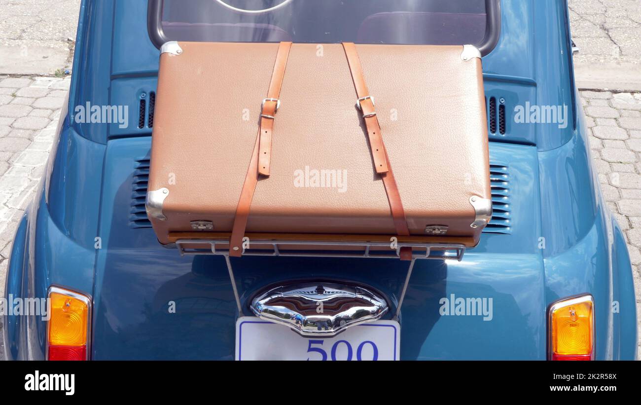 Altes Oldtimer in neuwertigem Zustand mit Koffer bereit Reisen Stockfoto
