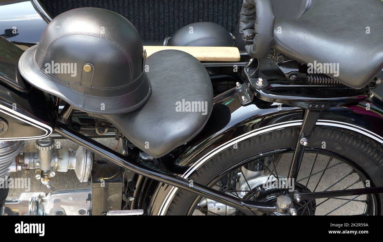 Old Vintage Chrome Motorrad und Helm Stockfoto