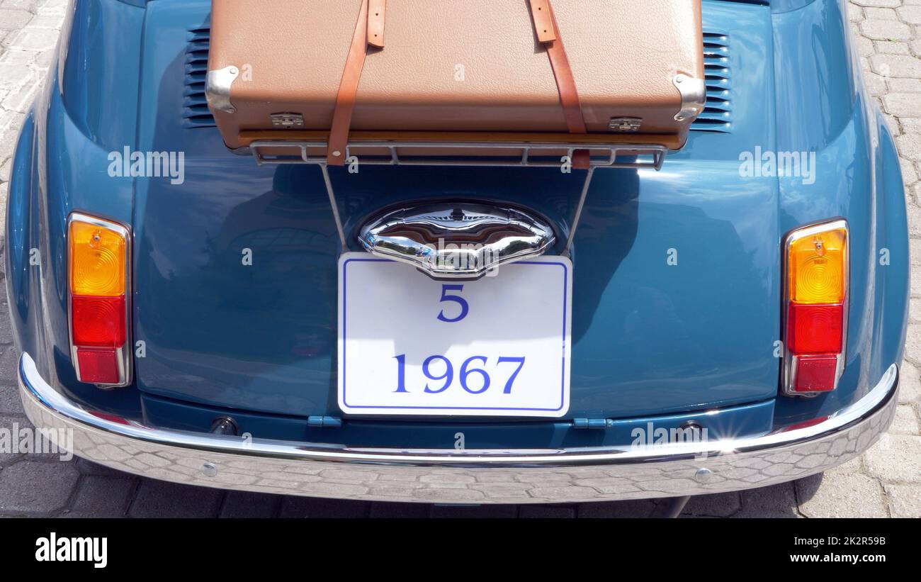 Altes Oldtimer in neuwertigem Zustand mit Koffer bereit Reisen Stockfoto