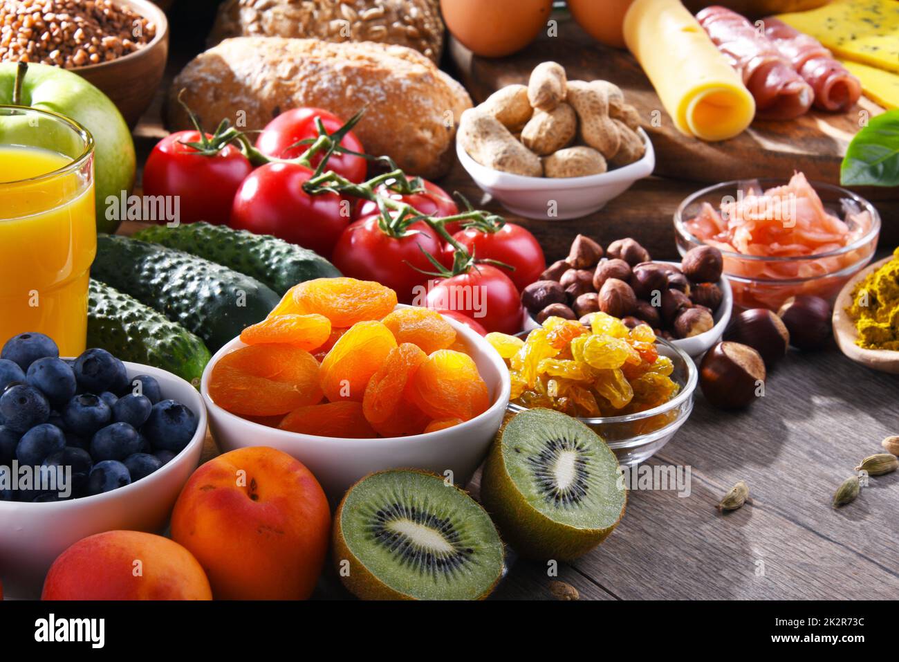 Verschiedene Bio-Lebensmittel auf dem Tisch Stockfoto