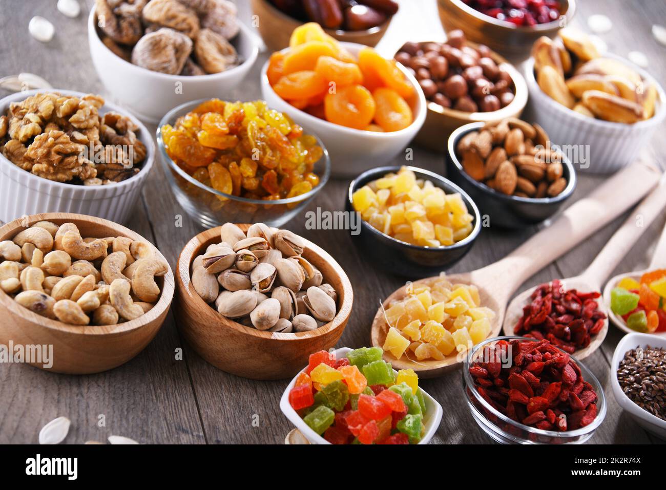 Komposition mit getrockneten Früchten und verschiedenen Nüssen. Köstlichkeiten Stockfoto