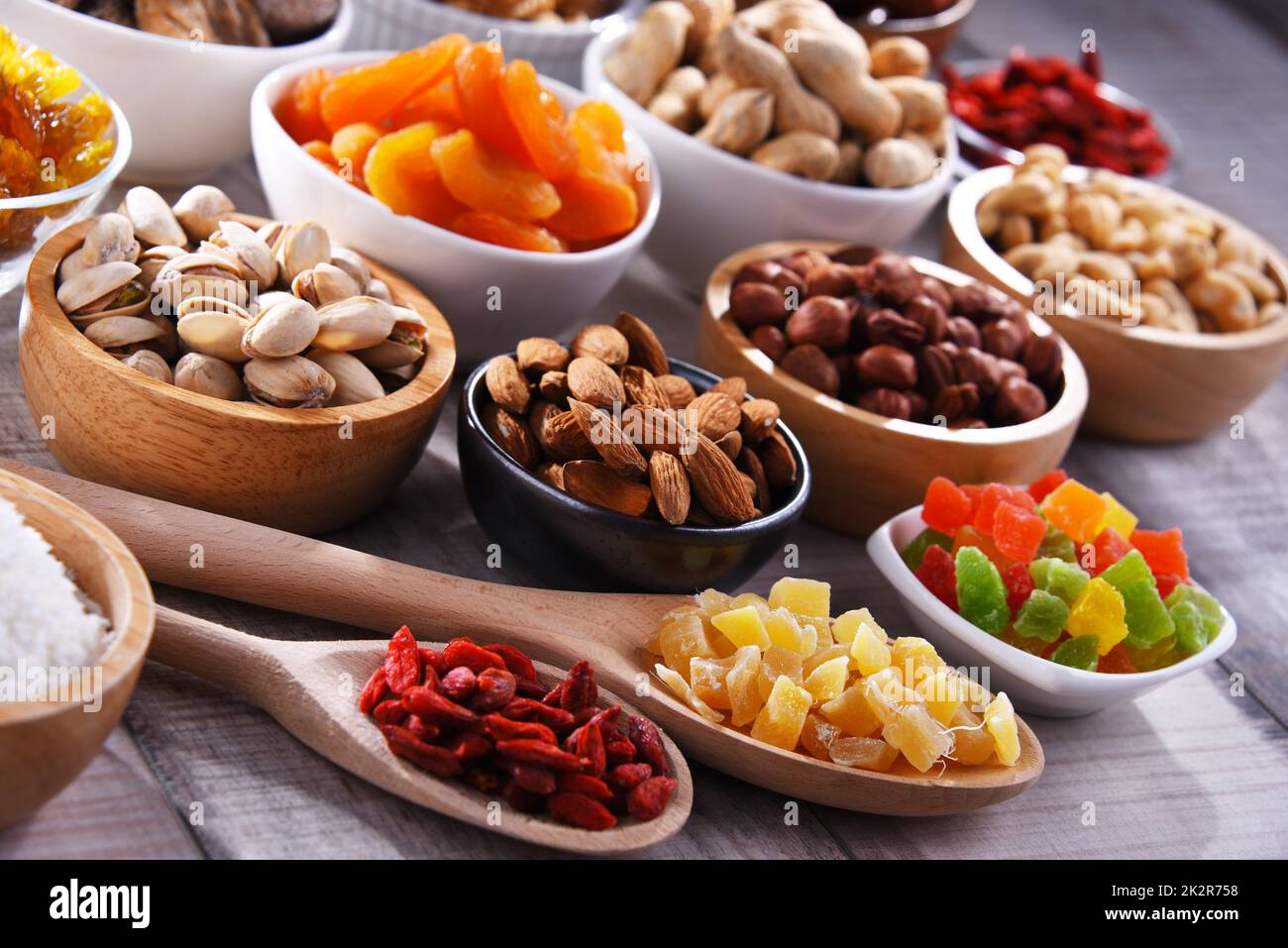 Komposition mit getrockneten Früchten und verschiedenen Nüssen. Köstlichkeiten Stockfoto