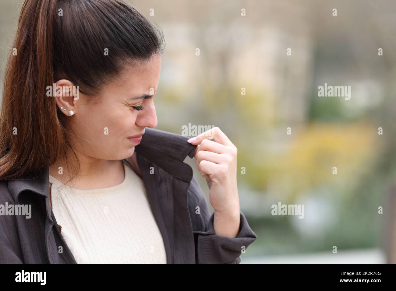 Frau, die sich über Kleidung beschwert, die schlecht riecht Stockfoto