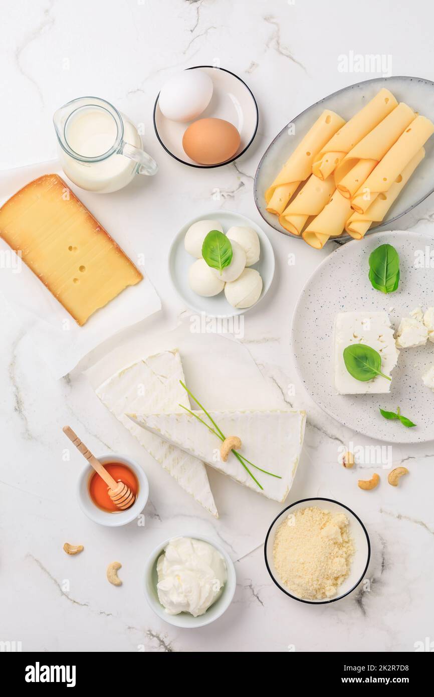 Auswahl an frischen Milchprodukten, Milch, Hüttenkäse, Eiern, Joghurt Stockfoto