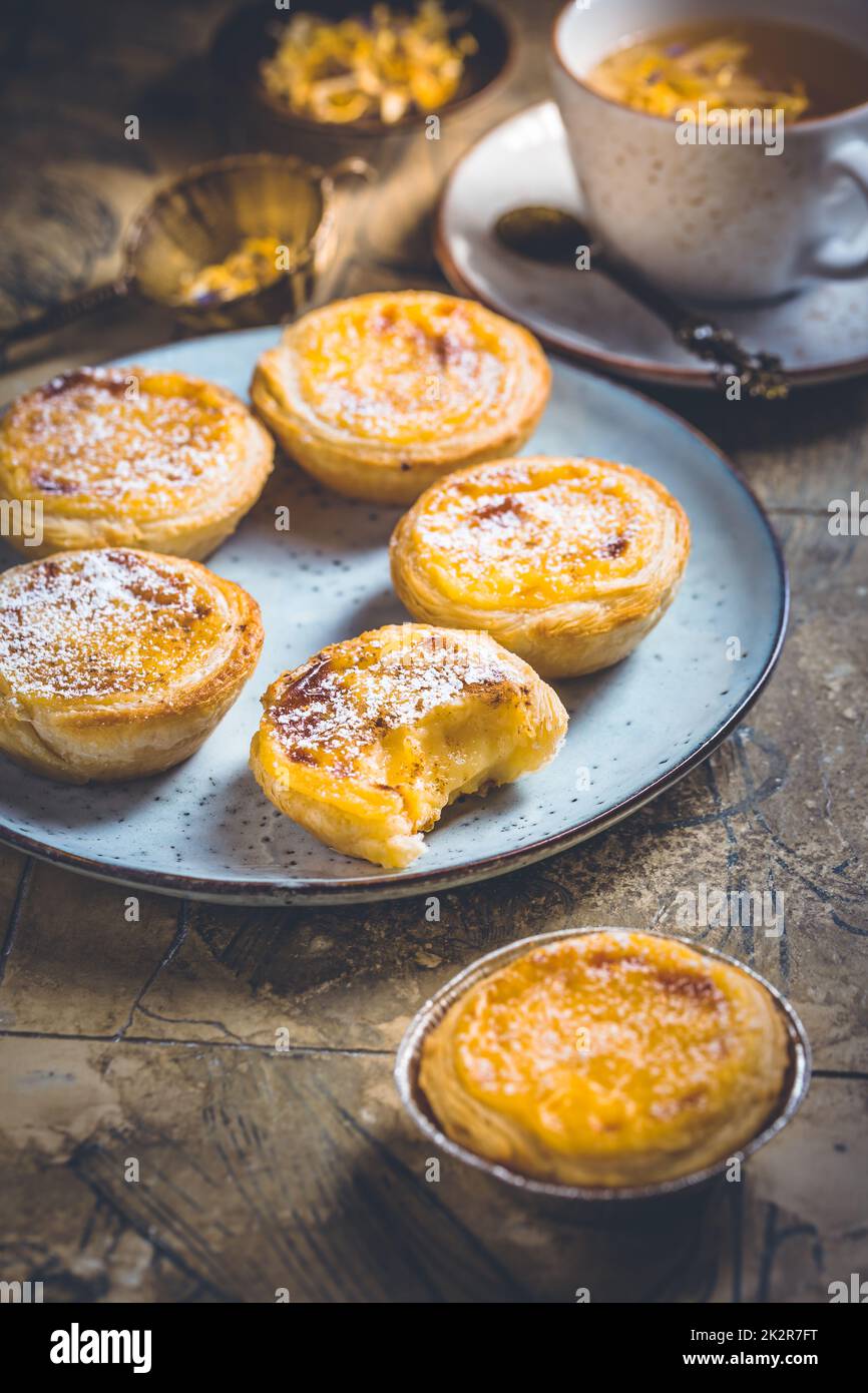 Pastell de nata: Traditionelles portugiesisches Eierpudding-Tortengebäck Stockfoto