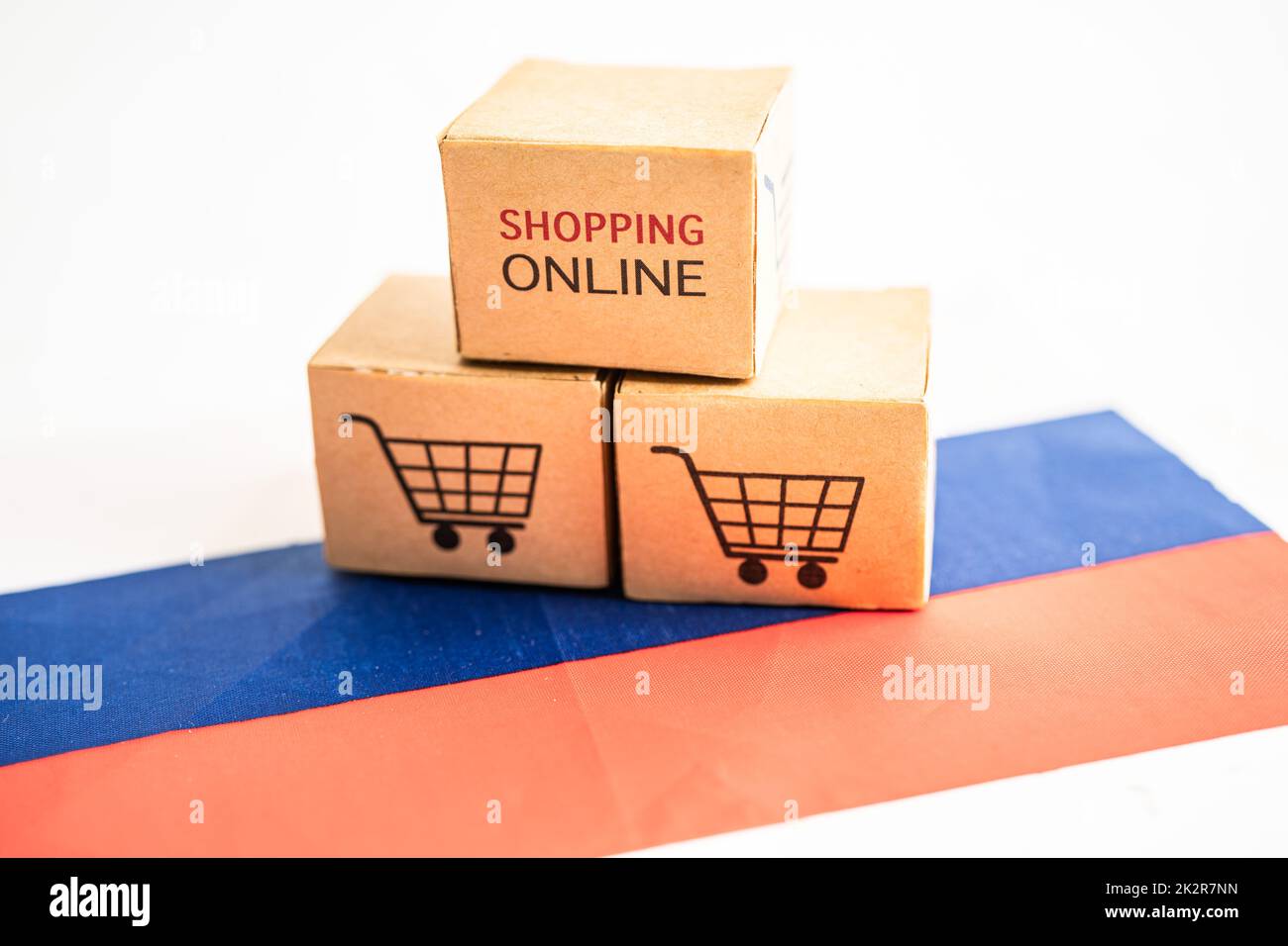 Box mit Logo für Online-Shopping Warenkorb und russischer Flagge, Import Export Online-Shopping oder Commerce-Finanzierung Lieferung Lieferung Lieferung Shop Produktversand, Handel, Lieferantenkonzept. Stockfoto