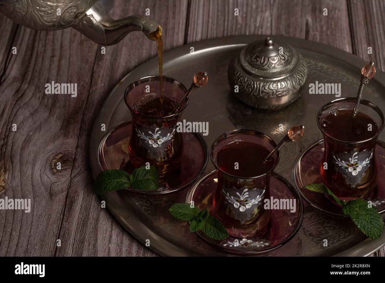 Serviert maurischen Tee auf einem Tablett mit Gläsern und Krug Stockfoto