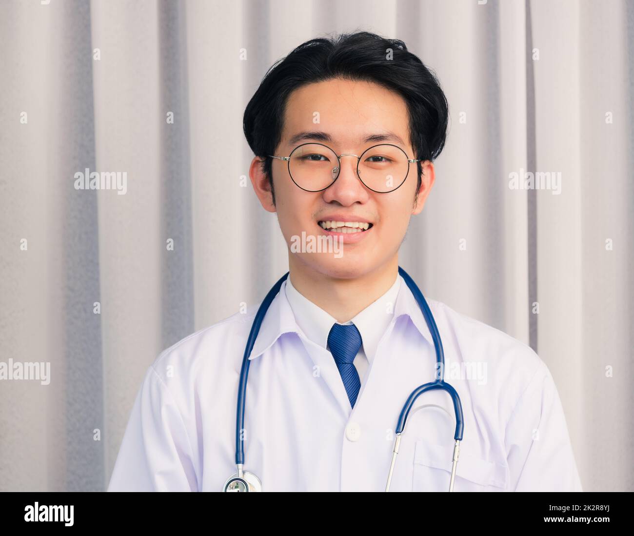 Ein lächelnder Arzt, der eine Online-Videokonferenz führt Stockfoto