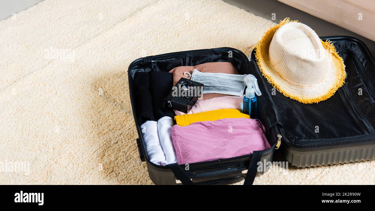 Öffnen Koffer mit Reisenden Habseligkeiten Kleidung und Zubehör der Dinge bereit Verpackung auf Sommerurlaub genommen werden, Reisen Urlaub Gepäck präparat Stockfoto