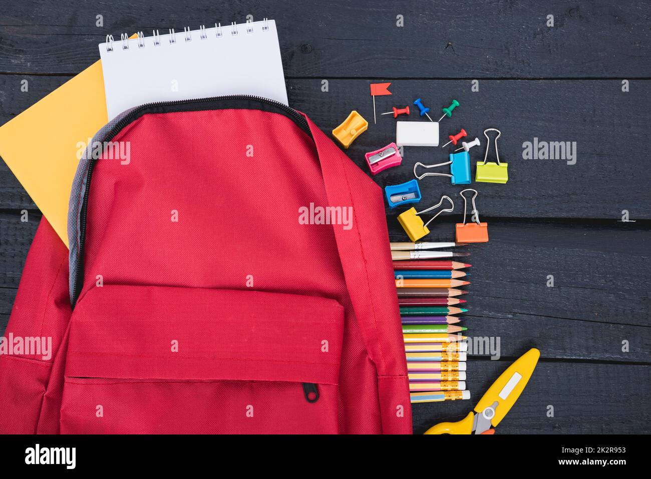 Roter Rucksack mit Draufsicht für Kinder im Bildungsbereich Stockfoto