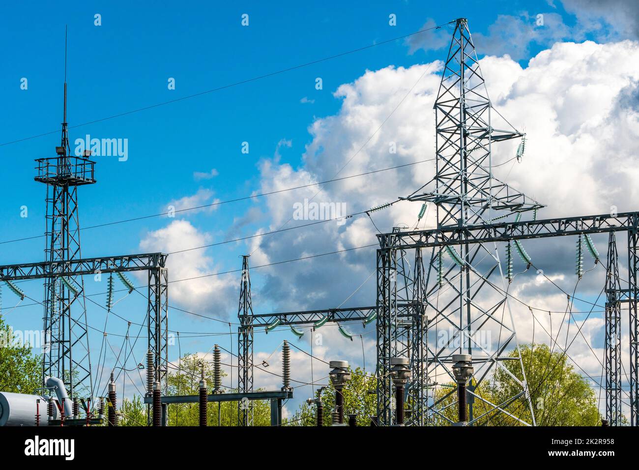 Stromunterstation mit bewölktem Himmel Hintergrund Stockfoto