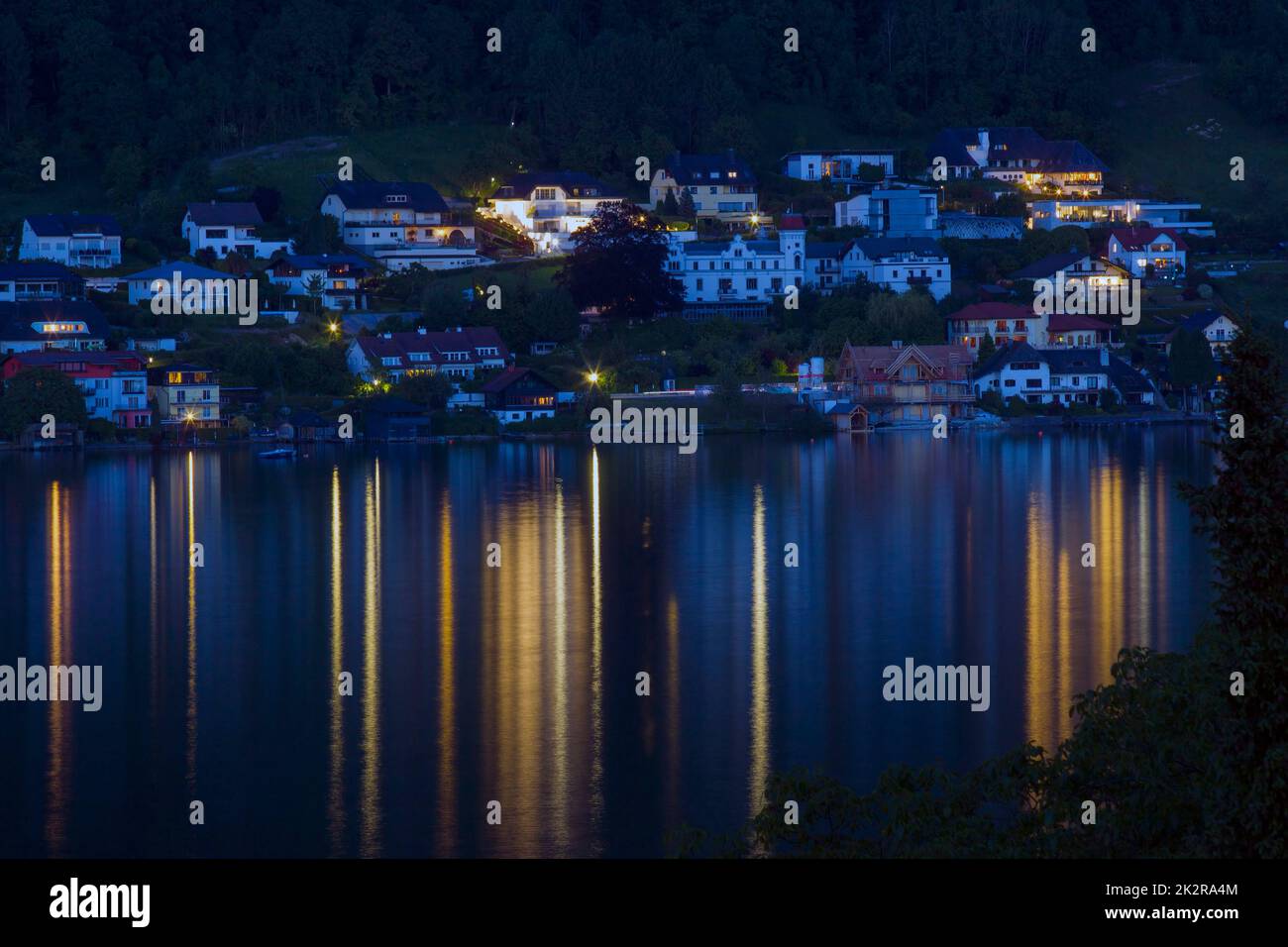 Stadt Gmunden und Traunsee bei Nacht, Österreich Stockfoto