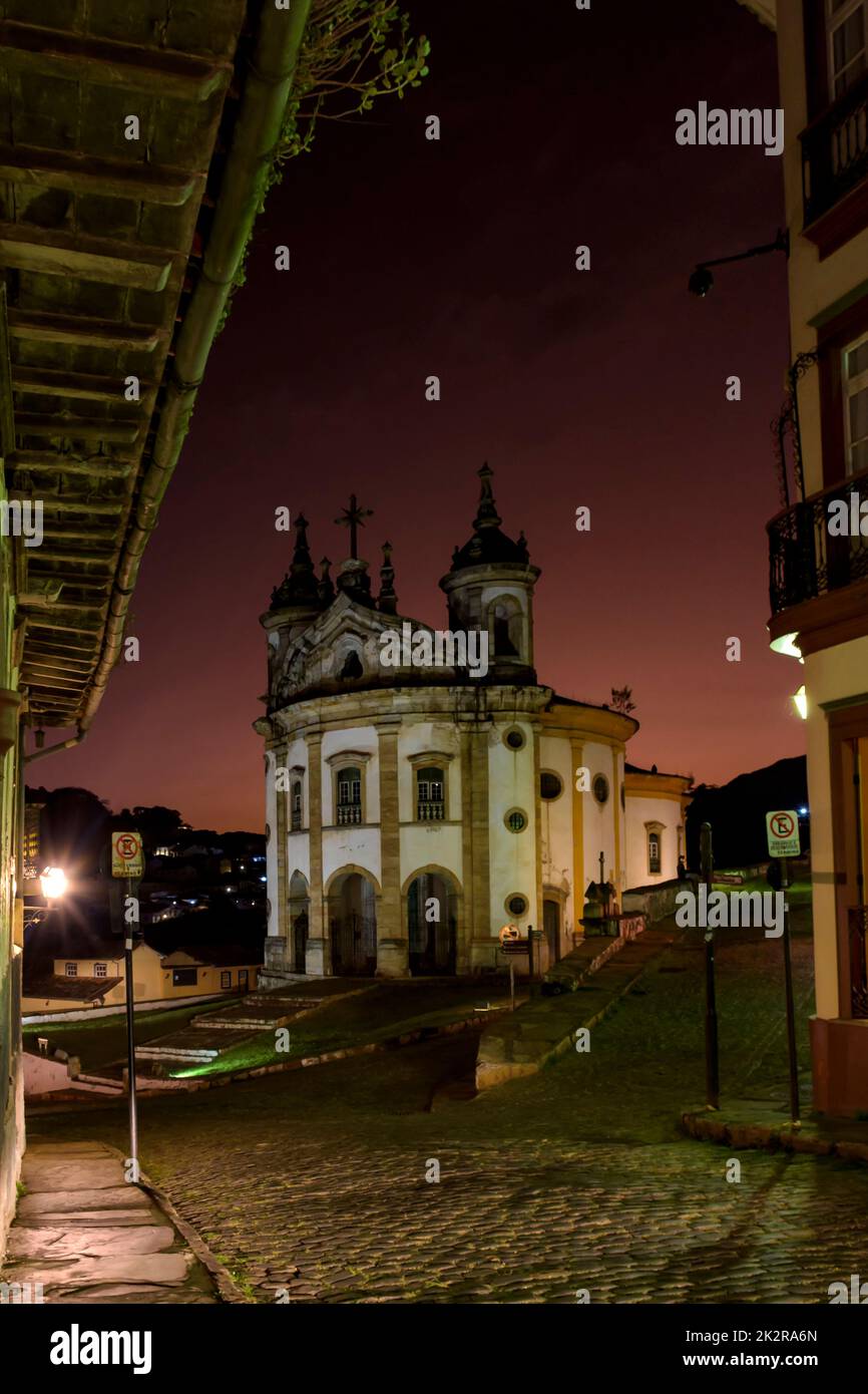 Straße und Kirche im Barockstil in Ouro Preto Stockfoto