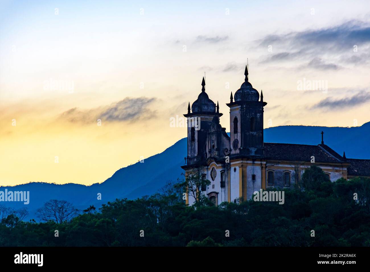Kirche auf dem Gipfel des Berges bei Sonnenuntergang von Ouro Preto Stockfoto