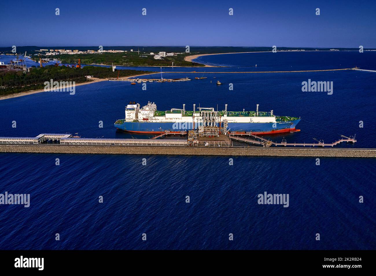LNG-Transportschiff Maran Gas Apollonia bei der Entladung von Flüssiggas am Terminal, Anschlüsse, Ausrüstung und Druckminderer an der ostsee. (Westeuropa) Stockfoto