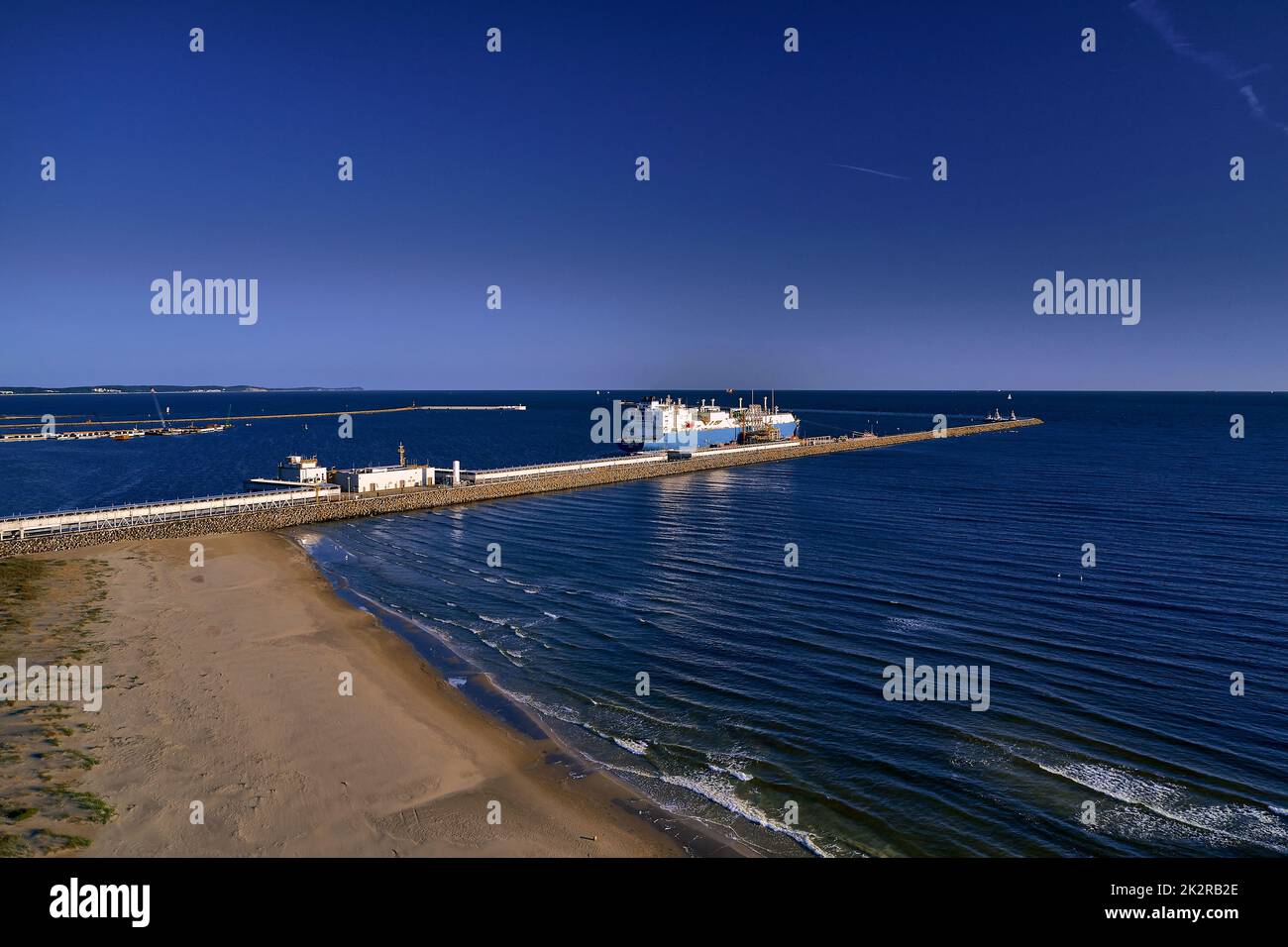 LNG-Transportschiff Maran Gas Apollonia bei der Entladung von Flüssiggas am Terminal, Anschlüsse, Ausrüstung und Druckminderer an der ostsee. (Westeuropa) Stockfoto